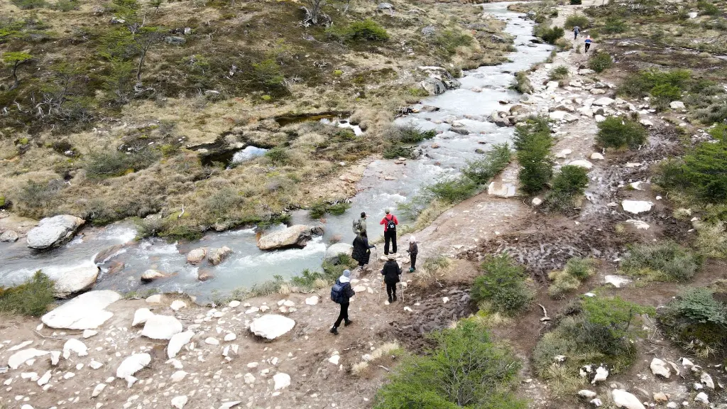 bordeando-el-arroyo-esmeralda-explore-tdf-ushuaia-scaled.webp