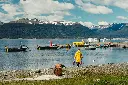 HOMBRE CON CENTOLLAS CAMINANDO ALMANZA.webp