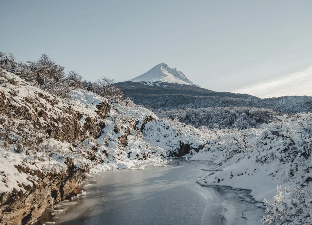 04-laguna-con-vista-al-guanaco-invierno.webp