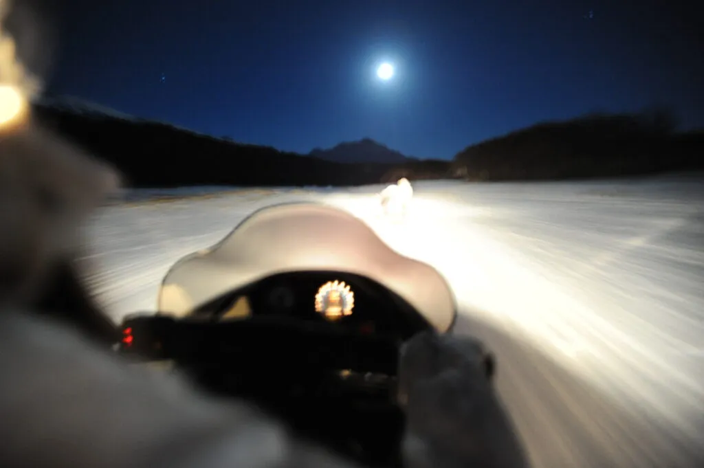 moto de nieve nocturno.webp